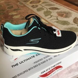 Skechers Go Walk Arch Fit size 8.5